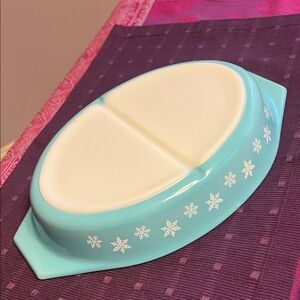 PYREX Turquoise Snowflake Patterned Divided 1.5 Qt Serving Dish ❄️